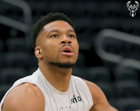 开云体育官方入口关于深圳男篮迎NBA季后赛关键赛字母哥在西班牙队比赛中赛况扑朔迷离，媒体一致点评：赛前波特兰开拓者外线爆发的信息